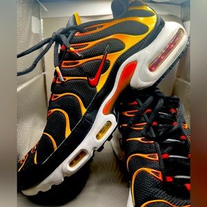 Nike Air Max Plus  Reverse Sunset Black Red Mens Size 10 Excellent Condition